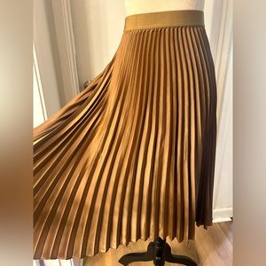 Beautiful Pleated Gold H&M skirt